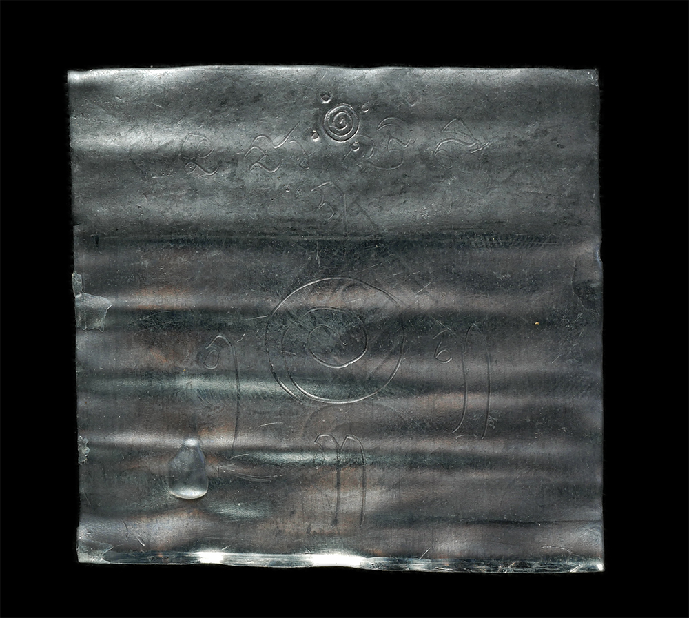 23Feb25 (36)p.jpg - ตะกรุด ตะกั่วเก่า จารยันต์ หน้าหลัง ตะกรุดเก่าสวย เข็มขลัง มี 9 ดอก ไม่ทราบที | https://kamulet.in.th